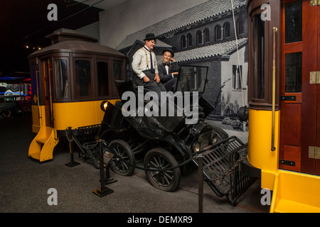 Une scène montrant Laurel et Hardy dans une voiture écrasée à la Petersen Museum de Los Angeles en Californie Banque D'Images