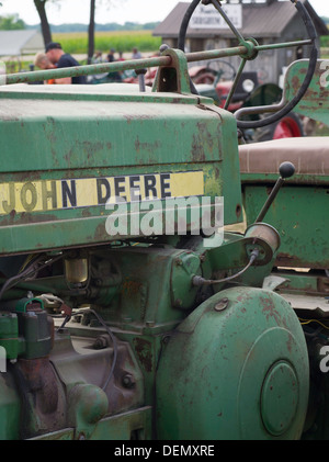 Vue rapprochée d'un vieux tracteur John Deere ; Rock River Thresheree, Edgerton, Wisconsin ; 2 Sept 2013 Banque D'Images