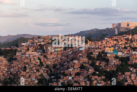 CARACAS - circa 2013 : Barrios et favelas de Caracas et parachute Banque D'Images
