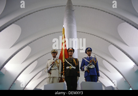 Marionnettes en uniforme représentant des soldats chinois placés devant un missile balistique à courte portée Dongfeng 1 (SRBM) produit dans les années 1960, exposé au Musée militaire de la Révolution populaire chinoise ou au Musée militaire de la Révolution populaire de Chine situé dans le district de Haidian, à Beijing, en Chine Banque D'Images