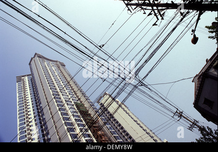 Les lignes de transmission à haute tension le centre-ville de Shanghai Chine Banque D'Images