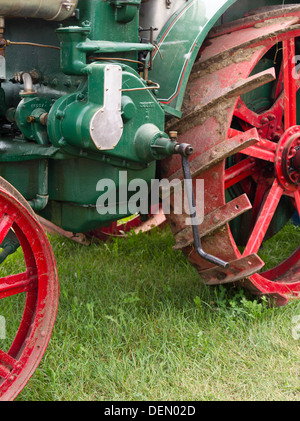 Vue de l'étape et des roues arrière par rapport aux pattes, antique J.I. Cas tracteur à vapeur ; Thresheree Rock River, Edgerton, WI ; 2 Sept 2013 Banque D'Images