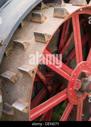 Vue de l'étape et des roues arrière par rapport aux pattes, antique J.I. Cas tracteur à vapeur ; Thresheree Rock River, Edgerton, WI ; 2 Sept 2013 Banque D'Images