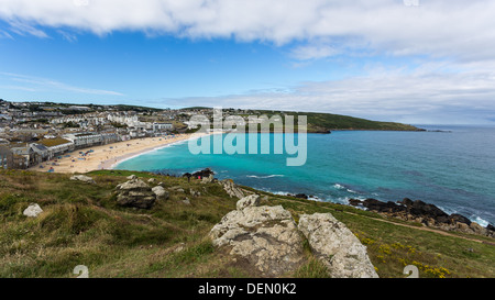 CORNWALL - circa 2013 : Station de ST. IVES au cours d'un jour nuageux ensoleillé de l'été Banque D'Images