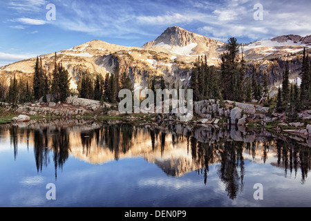 Début de la lumière du matin sur NW Oregon's Eagle Cap reflétant dans Sunshine Lake dans l'Eagle Cap Région sauvage. Banque D'Images