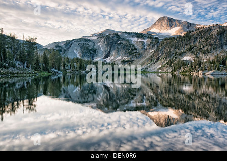 Début de lumière sur SW Oregon's Eagle Cap reflétant dans le lac Miroir dans l'Aigle Cap Désert et montagnes Wallowa. Banque D'Images