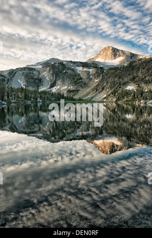 Début de lumière sur SW Oregon's Eagle Cap reflétant dans le lac Miroir dans l'Aigle Cap Désert et montagnes Wallowa. Banque D'Images