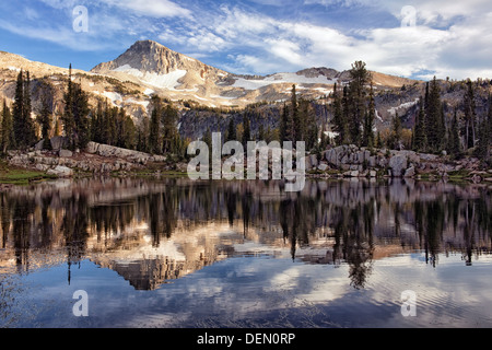 Début de la lumière du matin sur NW Oregon's Eagle Cap reflétant dans le lac de soleil dans le désert et Cap de l'Aigle des montagnes Wallowa. Banque D'Images