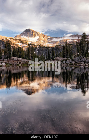 Soirée de réflexion dans le lac Eagle Cap Soleil dans SW Oregon's Eagle Cap Désert et montagnes Wallowa. Banque D'Images