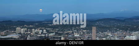 La pleine lune se lever sur la récolte de l'Oregon Portland Cityscape et Panorama des Cascades Mount Hood Banque D'Images