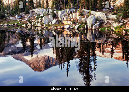 Soirée de réflexion du sommet de l'Aigle Cap Soleil en Lake dans l'Oregon NE Eagle Cap Désert et montagnes Wallowa. Banque D'Images