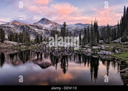 Dernière lumière sur Eagle Cap Soleil à réflexion dans le lac NE Oregon's Eagle Cap Désert et montagnes Wallowa. Banque D'Images