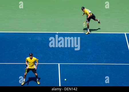 Bob Bryan et Mike Bryan concurrentes dans la demi-finale du double à l'US Open 2013 Tennis Championships. Banque D'Images
