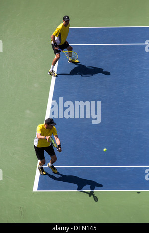 Bob Bryan et Mike Bryan concurrentes dans la demi-finale du double à l'US Open 2013 Tennis Championships. Banque D'Images