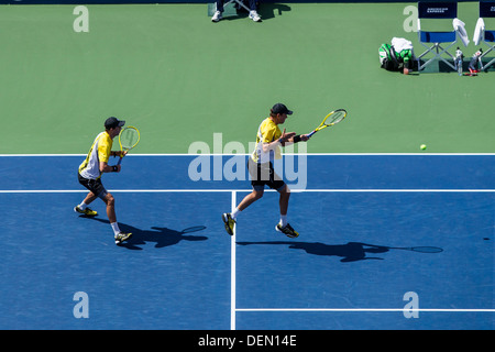 Bob Bryan et Mike Bryan concurrentes dans la demi-finale du double à l'US Open 2013 Tennis Championships. Banque D'Images