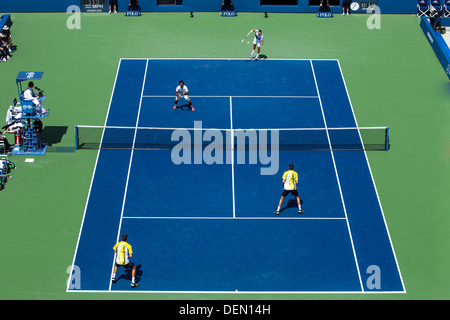 Bob Bryan et Mike Bryan (USA) en concurrence avec Leander Paes (IND) et Radek Stepanek (CZE) dans la demi-finale du double Banque D'Images