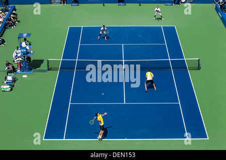 Bob Bryan et Mike Bryan (USA) en concurrence avec Leander Paes (IND) et Radek Stepanek (CZE) dans la demi-finale du double Banque D'Images