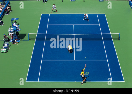 Bob Bryan et Mike Bryan (USA) en concurrence avec Leander Paes (IND) et Radek Stepanek (CZE) dans la demi-finale du double Banque D'Images