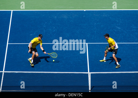Bob Bryan et Mike Bryan concurrentes dans la demi-finale du double à l'US Open 2013 Tennis Championships. Banque D'Images