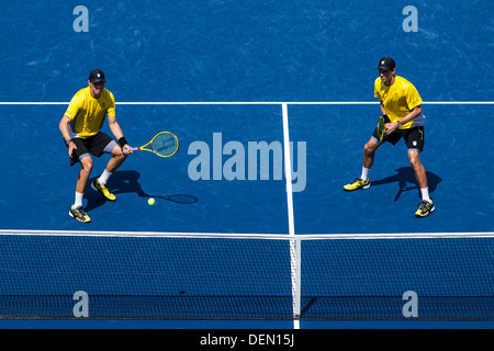 Bob Bryan et Mike Bryan concurrentes dans la demi-finale du double à l'US Open 2013 Tennis Championships. Banque D'Images