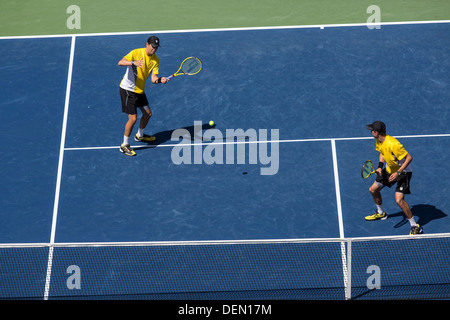 Bob Bryan et Mike Bryan concurrentes dans la demi-finale du double à l'US Open 2013 Tennis Championships. Banque D'Images