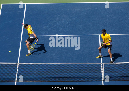 Bob Bryan et Mike Bryan concurrentes dans la demi-finale du double à l'US Open 2013 Tennis Championships. Banque D'Images