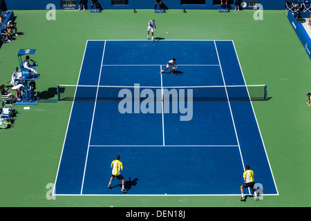 Bob Bryan et Mike Bryan (USA) en concurrence avec Leander Paes (IND) et Radek Stepanek dans la demi-finale du double Banque D'Images