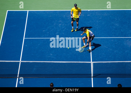 Bob Bryan et Mike Bryan concurrentes dans la demi-finale du double à l'US Open 2013 Tennis Championships. Banque D'Images