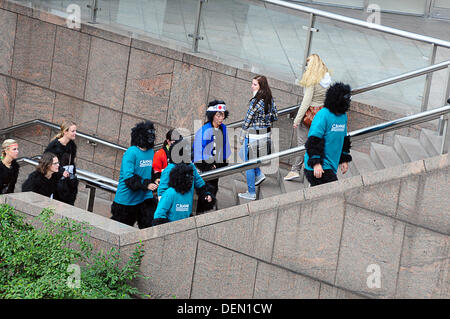 Londres, Royaume-Uni. 21e Août, 2013. Le Great Gorilla Run aura lieu à Londres, au Royaume-Uni. Maintenant dans sa 10e année, l'événement a recueilli plus de 1,9 millions € pour la conservation de la biodiversité et des projets de réduction de la pauvreté en Afrique centrale. Depuis la première grande course de gorilles en 2003, des milliers de personnes ont enfilé leurs costumes de gorilles et rejoint le 7k fun run vélo à partir de hacher le Tribunal de la ville et passant quelques uns des monuments les plus emblématiques, y compris la Tour de Londres et la Cathédrale St Paul. Credit : Voir Li/Alamy Live News Banque D'Images