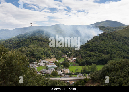 Gravure de forêt près du Castillo de Saracin dans le village de Vega de Valcarce Banque D'Images