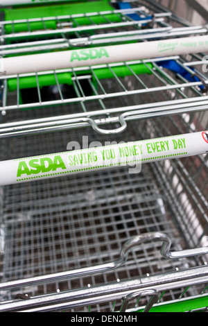 Chariots de supermarché à l'extérieur de la chaîne de supermarchés Asda. Banque D'Images