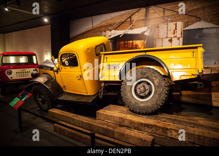 Un 1953 Dodge Power Wagon avec une modification pour laisser l'avant et arrière séparément à la Petersen Museum de Los Angeles Banque D'Images