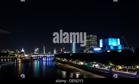 Londres - circa 2013 : Southbank et Théâtre national au cours de la nuit de Waterloo Bridge et nouvelle Skyline Banque D'Images