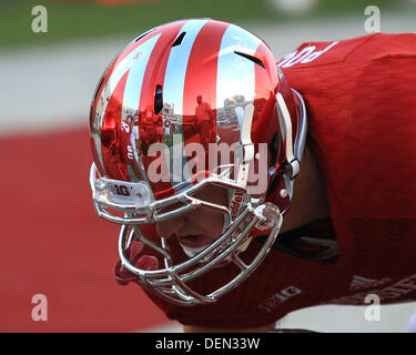 Bloomington, Indiana, USA. 21e Août, 2013. 21 septembre 2013 - Indiana Hoosiers défensive fin Ben Polk (72) a choisi la nouvelle chrome casque lors d'un match de football NCAA entre Michigan State et de l'Indiana au Memorial Stadium à Bloomington, Indiana. Credit : csm/Alamy Live News Banque D'Images