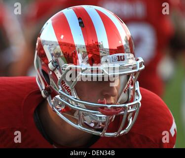 Bloomington, Indiana, USA. 21e Août, 2013. 21 septembre 2013 - Indiana Hoosiers défensive fin Ben Polk (72) a choisi la nouvelle chrome casque lors d'un match de football NCAA entre Michigan State et de l'Indiana au Memorial Stadium à Bloomington, Indiana. Credit : csm/Alamy Live News Banque D'Images