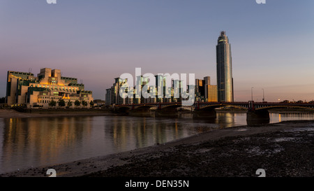 Londres - circa 2013 : Vauxhall et MI6 pendant l'refelctions Sunser et Thames Banque D'Images