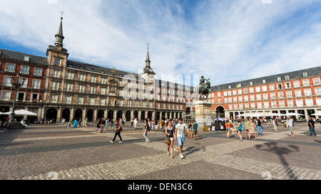 MADRID - circa 2013 : Plaza Major dans un jour nuageux ensoleillé avec tourist Banque D'Images