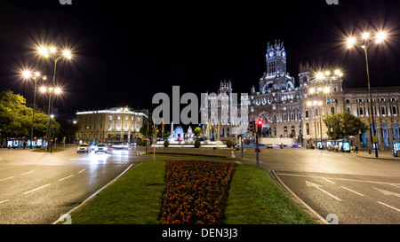 CIRCA 2013 - MADRID : La Plaza Cibeles, bureau de poste, pendant la nuit avec un trafic Banque D'Images