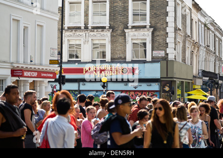 Nos gens au marché de Portobello, Portobello Road, le Royal Borough de Kensington et Chelsea W11, Londres, Angleterre Banque D'Images