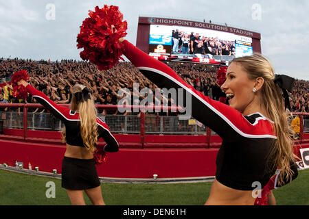 Piscataway, New Jersey, USA. 21e Août, 2013. 21 septembre 2013 : Le Rutgers Scarlet Knights cheerleaders obtenir la foule impliqués pendant le jeu entre l'Arkansas et Rutgers Scarlet Knights Craftsman aspirateur avale à Highpoint Solutions Stadium à Piscataway, New Jersey Rutgers Scarlet Knights a défait l'Arkansas 28-24 Craftsman aspirateur avale-tout. Credit : csm/Alamy Live News Banque D'Images