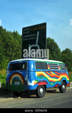 Un rond-point road sign diriger le trafic vers le sud de Londres et de Leatherhead. Banque D'Images