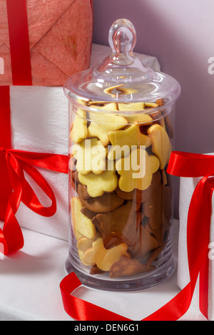 Gingerbread Cookies dans un pot et des cadeaux de Noël Banque D'Images