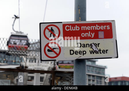 Londres, Royaume-Uni. 21e Août, 2013. Un signe 'Club Membre uniquement - Danger de l'eau profonde" à l'expérience d'un autre côté pour les docks avec musique en direct mis en place par 'Flash - un hommage à Queen', les activités nautiques, le fumet de la nourriture, des activités pour les enfants et l'occasion d'explorer le Crystal Siemens. Credit : Voir Li/Alamy Live News Banque D'Images