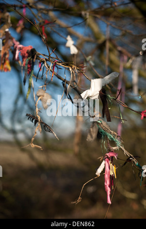 Rubans commémoratifs liés à des branches d'arbre à l'UNESCO World Heritage Site d'Avebury, Wiltshire, Angleterre du Sud Banque D'Images