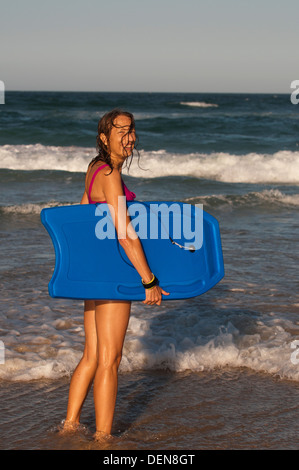 Ajustement mature femme en bonne santé (ou corps) boogey embarquement dans le surf à la Gold Coast. Banque D'Images