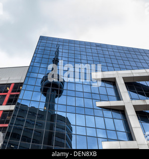 Reflet de la tour CN, la plus haute structure de Toronto, dans le verre des fenêtres d'un édifice en hauteur Banque D'Images