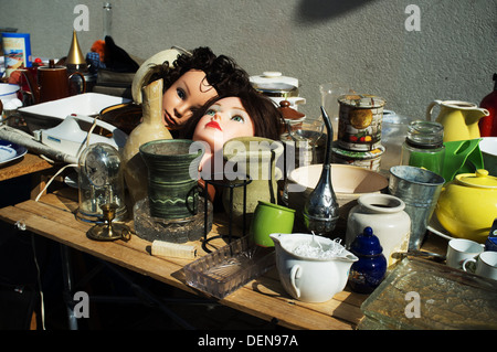 Tête de mannequin sur une table au marché aux puces à caler à Paris. Banque D'Images