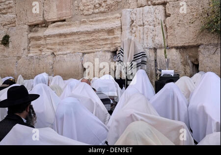 Les adorateurs juifs qui participent à la messe semestrielle 'birkat kohanim' ou 'bénédiction sacerdotale' qui se déroule pendant Soukkot et Pesach (Pâque) au Kotel à Jérusalem le 22 septembre 2013. Des dizaines de milliers de fidèles ont envahi la place Kotel (mur de l'Ouest) pour des prières matinales, le cinquième jour du festival de Sukkot. Le service a vu des milliers de kohanim - membres des familles sacerdotales d'Israël - bénir la foule rassemblée dans un spectacle d'unité et de célébration. Photographe : Eddie Gerald/Alay Live News Banque D'Images