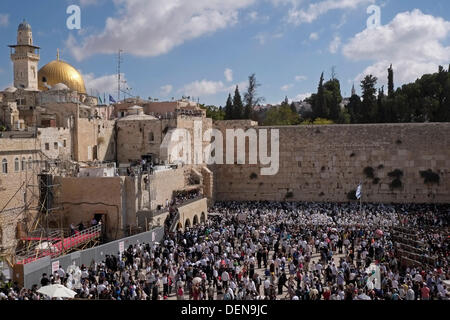 Les fidèles juifs prenant part à deux fois par an le birkat kohanim 'en masse' ou 'bénédiction sacerdotale,' qui prennent place pendant Souccot et Pessah (Pâque) au Kotel à Jérusalem Israël Banque D'Images