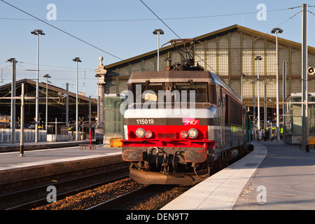 Un train intercity express vous attend le départ à la Gare du Nord à Paris. Banque D'Images